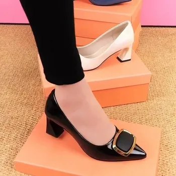 Новые женские туфли-лодочки с квадратной пряжкой, офисные туфли из искусственной кожи на мелком высоком каблуке с острым носком, женская обувь сексуального темперамента